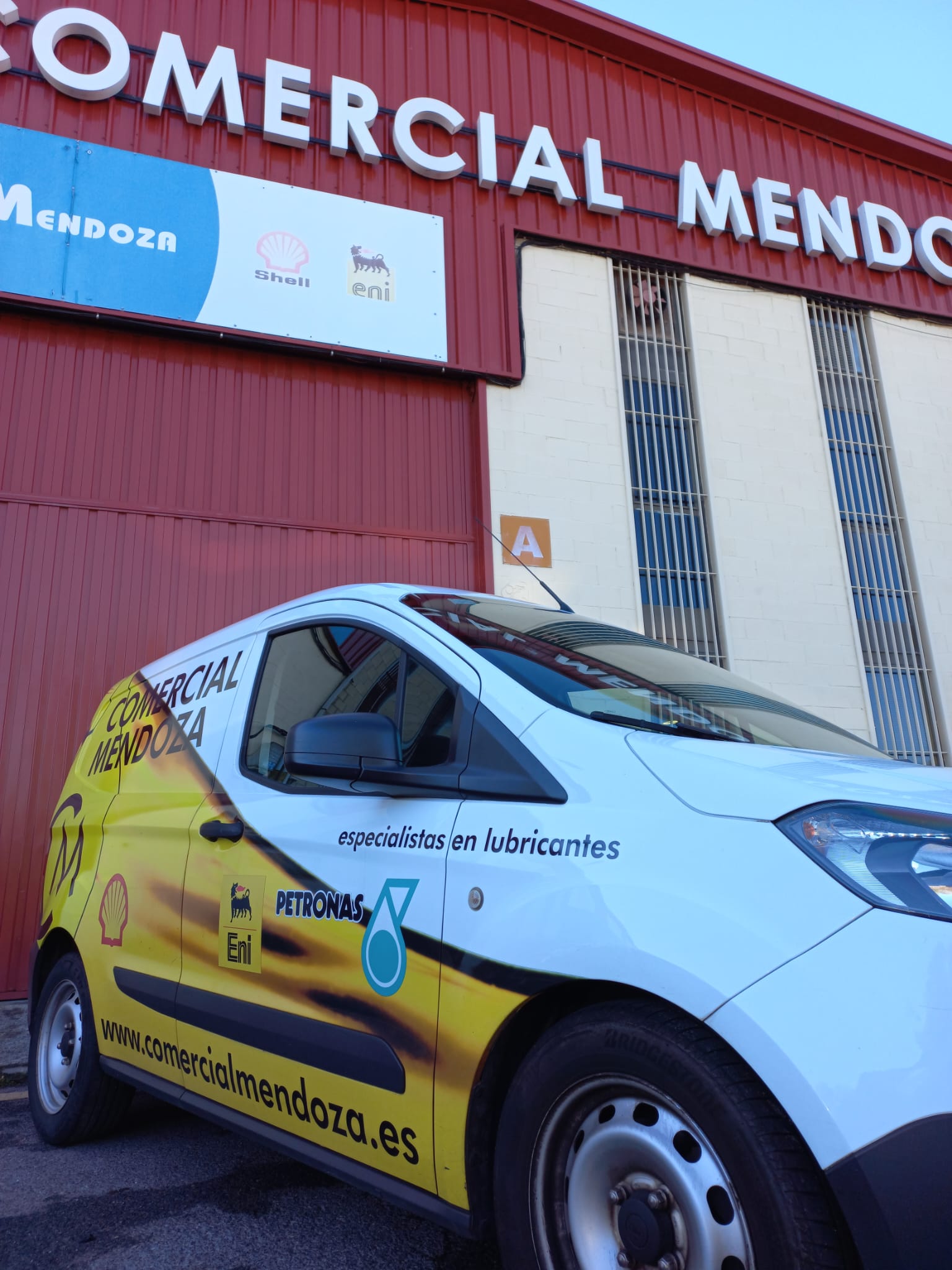 Instalaciones y vehículo de distribución de Comercial Mendoza