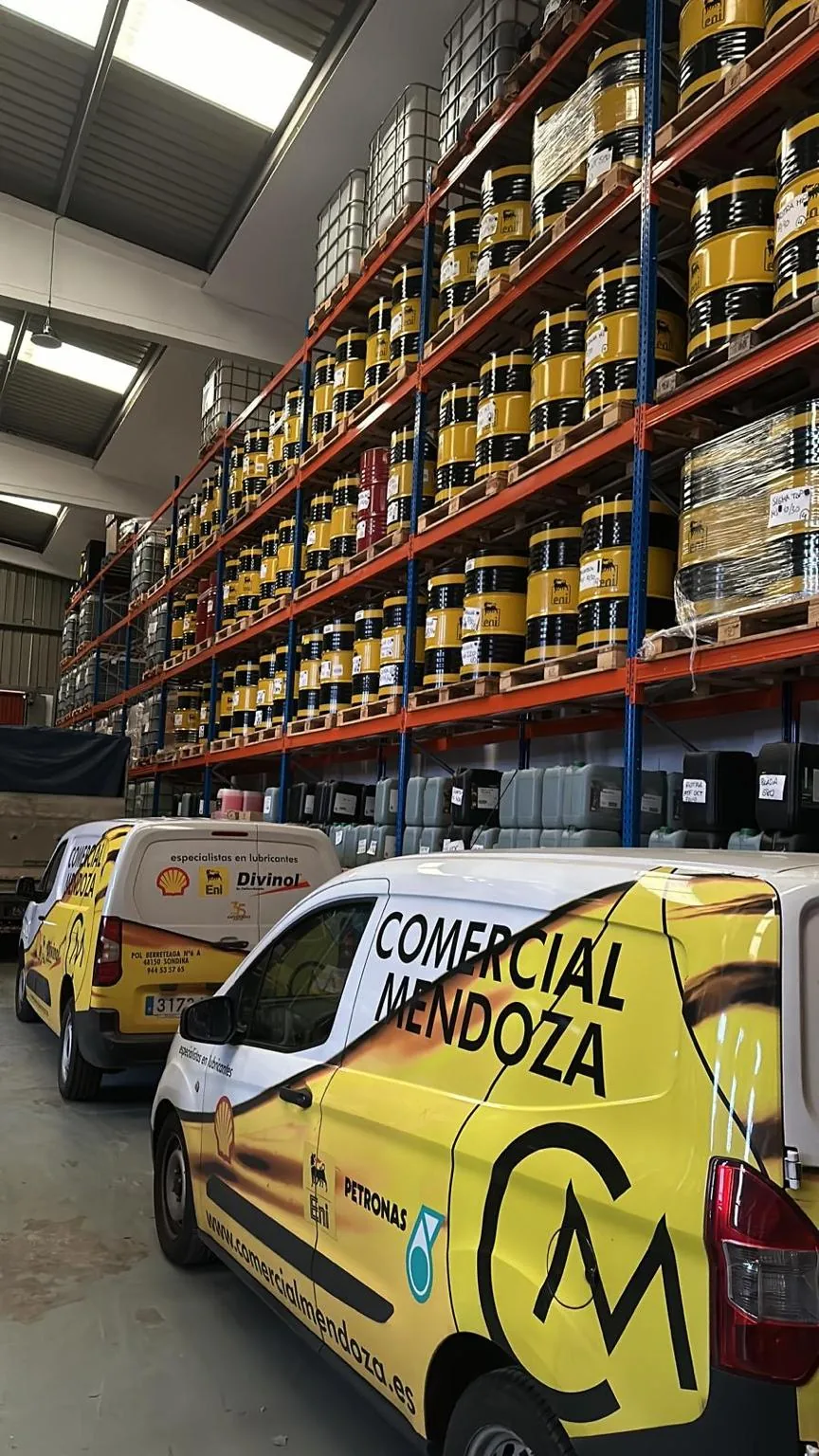 Instalaciones y vehículo de distribución de Comercial Mendoza